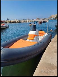 Gommone visibile a bacoli