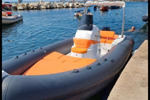 Gommone visibile a bacoli