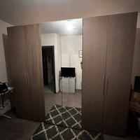 Armadio in legno con specchio – buone condizioni