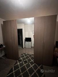 Armadio in legno con specchio – buone condizioni