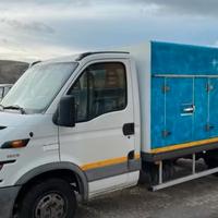 Camion con cella frigo