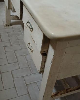 Tavolo antico con marmo