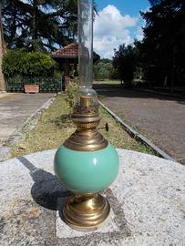 Antica lampada a petrolio