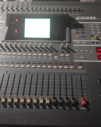 Mixer Yamaha O2R, appena restaurato 
