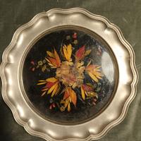 Piatto in peltro con fiori