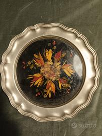 Piatto in peltro con fiori