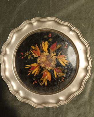 Piatto in peltro con fiori