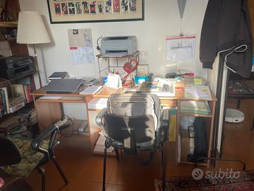 Due scrivanie per pc identiche color legno