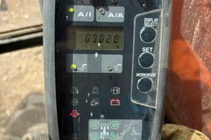 Escavatore gommato hitachi