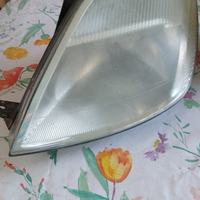 Faro ford fiesta sinistro