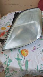 Faro ford fiesta sinistro