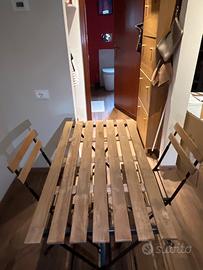 Tavolo con sedie da esterno