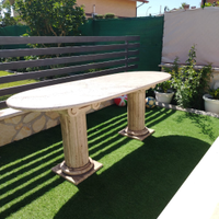 Tavolo in travertino con capitelli