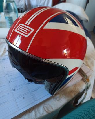 due caschi con visiera per il sole 