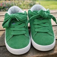 delle scarpe verdi della puma 