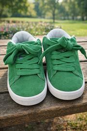 delle scarpe verdi della puma 