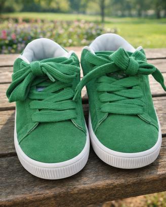 delle scarpe verdi della puma 