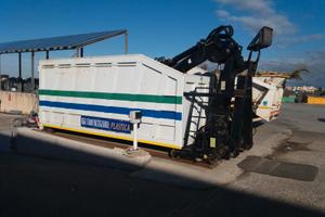 Cassone/Container Scarrabile con Gru