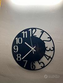 Orologio da parete nero in materiale plastico