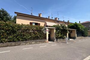 VILLA A SCHIERA D'ANGOLO A LEGNANO