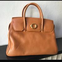 Borsa in pelle di struzzo cucita da artigiano.