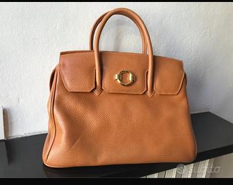 Borsa in pelle di struzzo cucita da artigiano.