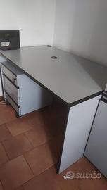 Scrivania con cassettiera