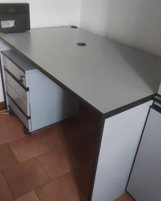 Scrivania con cassettiera