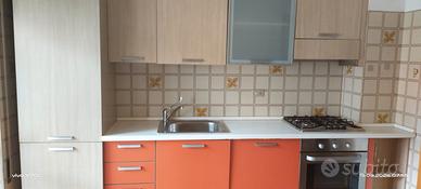 cucina con elettrodomestici