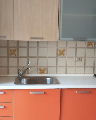 cucina con elettrodomestici