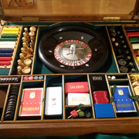 Scatola con giochi da casinò vintage