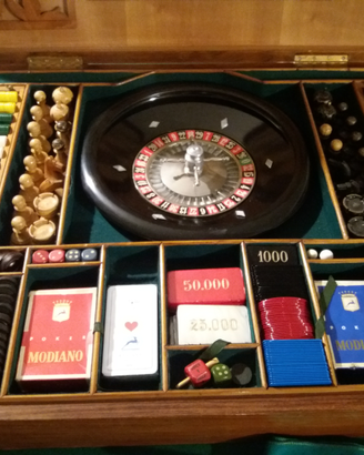 Scatola con giochi da casinò vintage