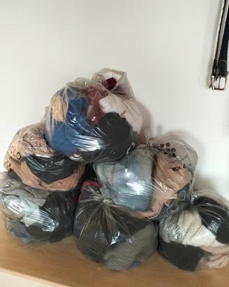 sacchi con vestiti in buono stato