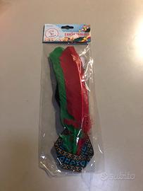 Fascia indiano con penne colorate