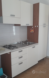 Cucina in legno con elettrodomestici 100€ 150€