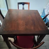 Tavolo in legno quadrato allungabile e 4 sedie