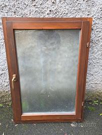 Finestra in legno con vetro satinato 113x80