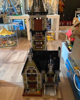 LEGO Icons Haunted House 10273