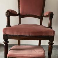 Sedia rosa vintage con poggiapiedi