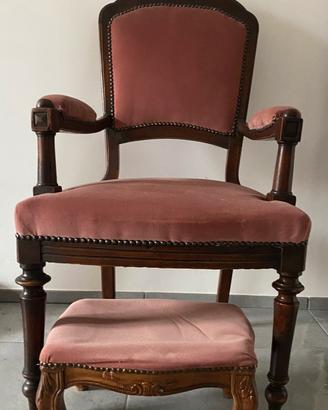 Sedia rosa vintage con poggiapiedi