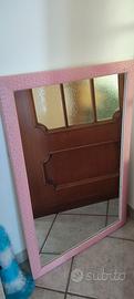 specchio con cornice rosa