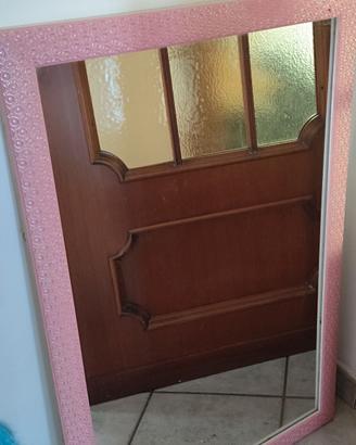 specchio con cornice rosa