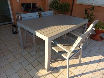 tavolo e quattro sedie 