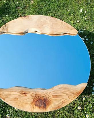 Specchi artigianali con cornici in legno naturali