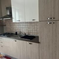 Cucina con forno lavastoviglie e frigo/freezer