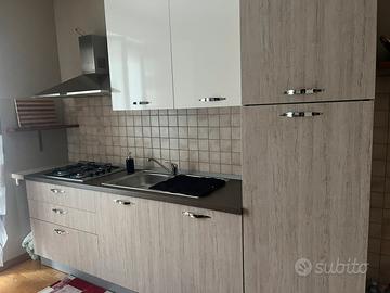 Cucina con forno lavastoviglie e frigo/freezer