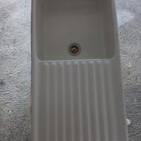 Lavandino in ceramica con sgocciolatoio 