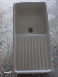 Lavandino in ceramica con sgocciolatoio 