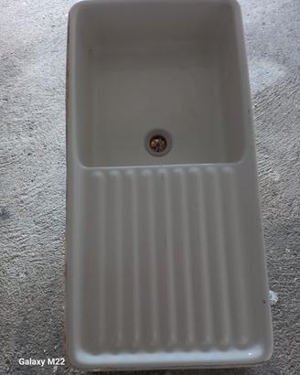 Lavandino in ceramica con sgocciolatoio 