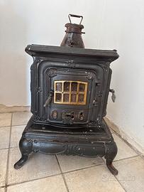 Stufa d'Epoca in Ghisa Decorata - Pezzo Unico
